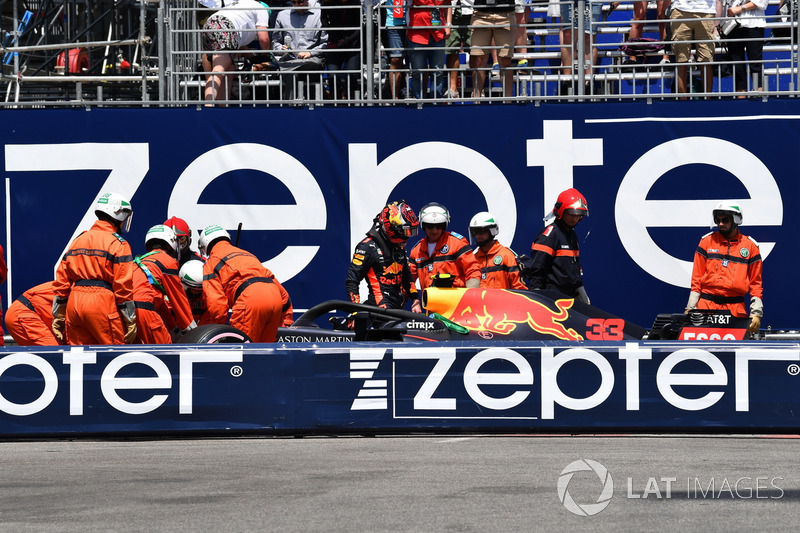 Les commissaires dégagent la voiture endommagée de Max Verstappen, Red Bull Racing RB14