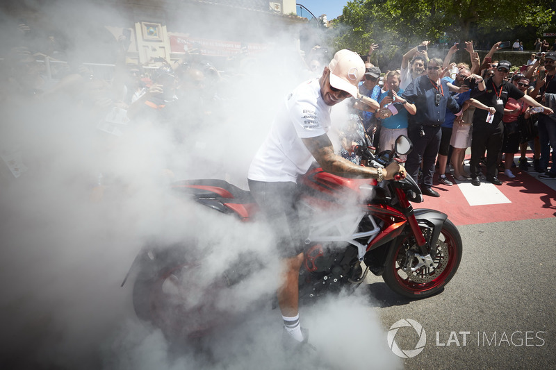 Lewis Hamilton, Mercedes AMG F1, réalise un burn à moto
