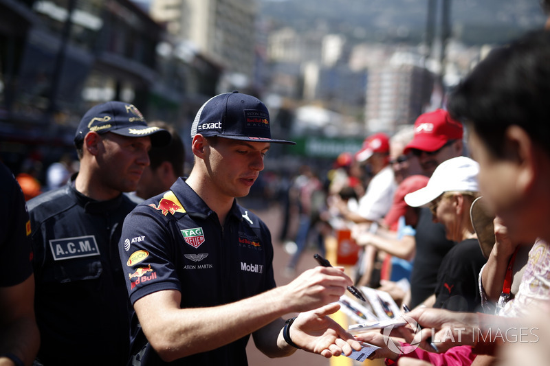 Max Verstappen, Red Bull Racing signe des autographes