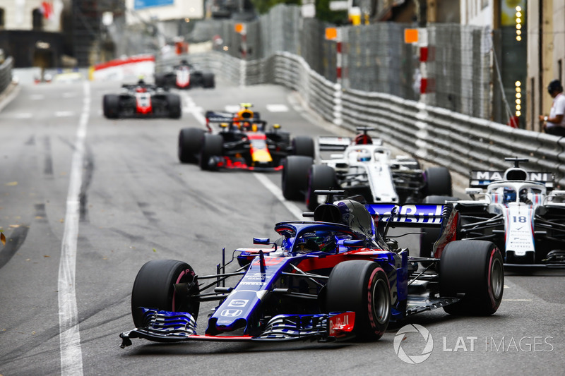 Brendon Hartley, Toro Rosso STR13, leads Lance Stroll, Williams FW41, Marcus Ericsson, Sauber C37, and Max Verstappen, Red Bull Racing RB14