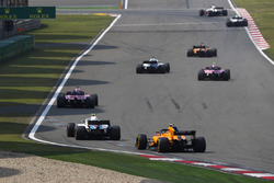 Фернандо Алонсо, McLaren MCL33 Renault, попереду суперників