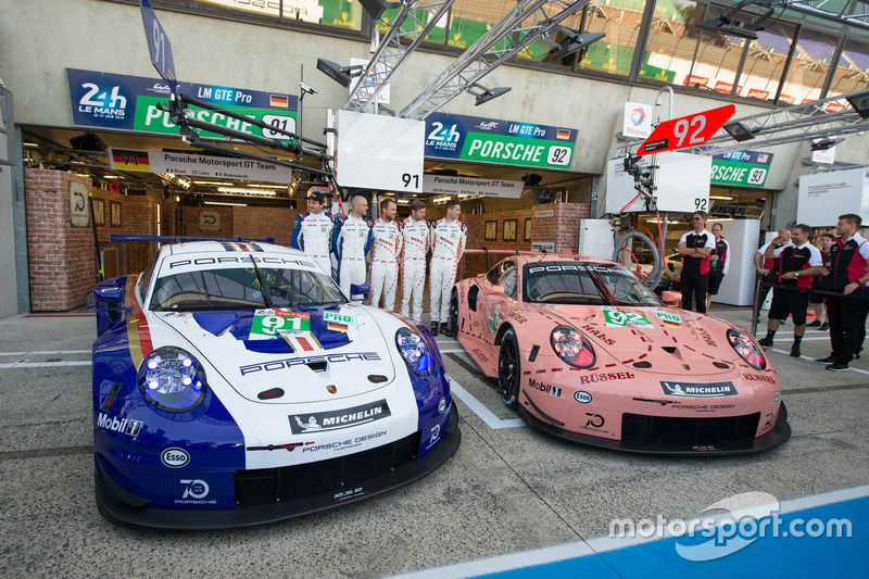 Машини #92 Porsche GT Team Porsche 911 RSR та #91 Porsche GT Team Porsche 911 RSR у спеціальній лівреї