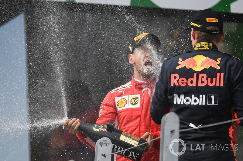 Переможець Себастьян Феттель, Ferrari та Макс Ферстаппен, Red Bull Racing святкують на подіумі