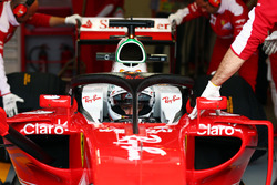 Sebastian Vettel, Ferrari, con la versione aggiornata dell'Halo installata sulla SF16-H