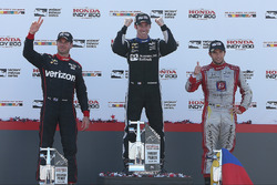 Подіум: переможець гонки Сімон Пажно, Team Penske Chevrolet, друге місце - Вілл Пауер, Team Penske C
