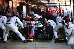 Esteban Gutierrez, Haas F1 Team VF-16 oefent een pitstop