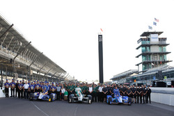 Скотт Діксон (Chip Ganassi Honda), Ед Карпентер (Ed Carpenter Chevrolet) та Александр Россі (Herta/A