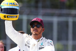 Polesitter Lewis Hamilton, Mercedes AMG F1, mit Helm von Ayrton Senna