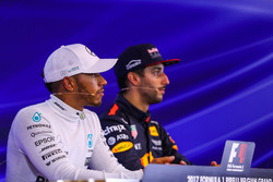 Yarış galibi Lewis Hamilton, Mercedes AMG F1 ve Daniel Ricciardo, Red Bull Racing