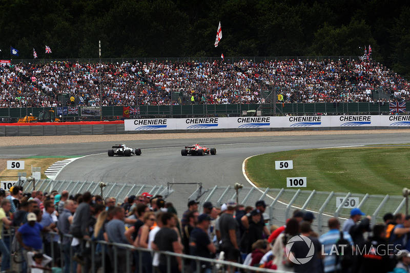 Crowds of fan watch the race at Silverstone