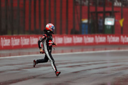 Romain Grosjean, Haas F1 Team na zijn crash op weg naar de grid