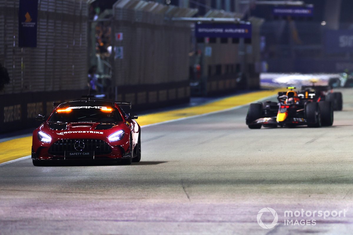 La Safety Car davanti a Sergio Perez, Red Bull RB18