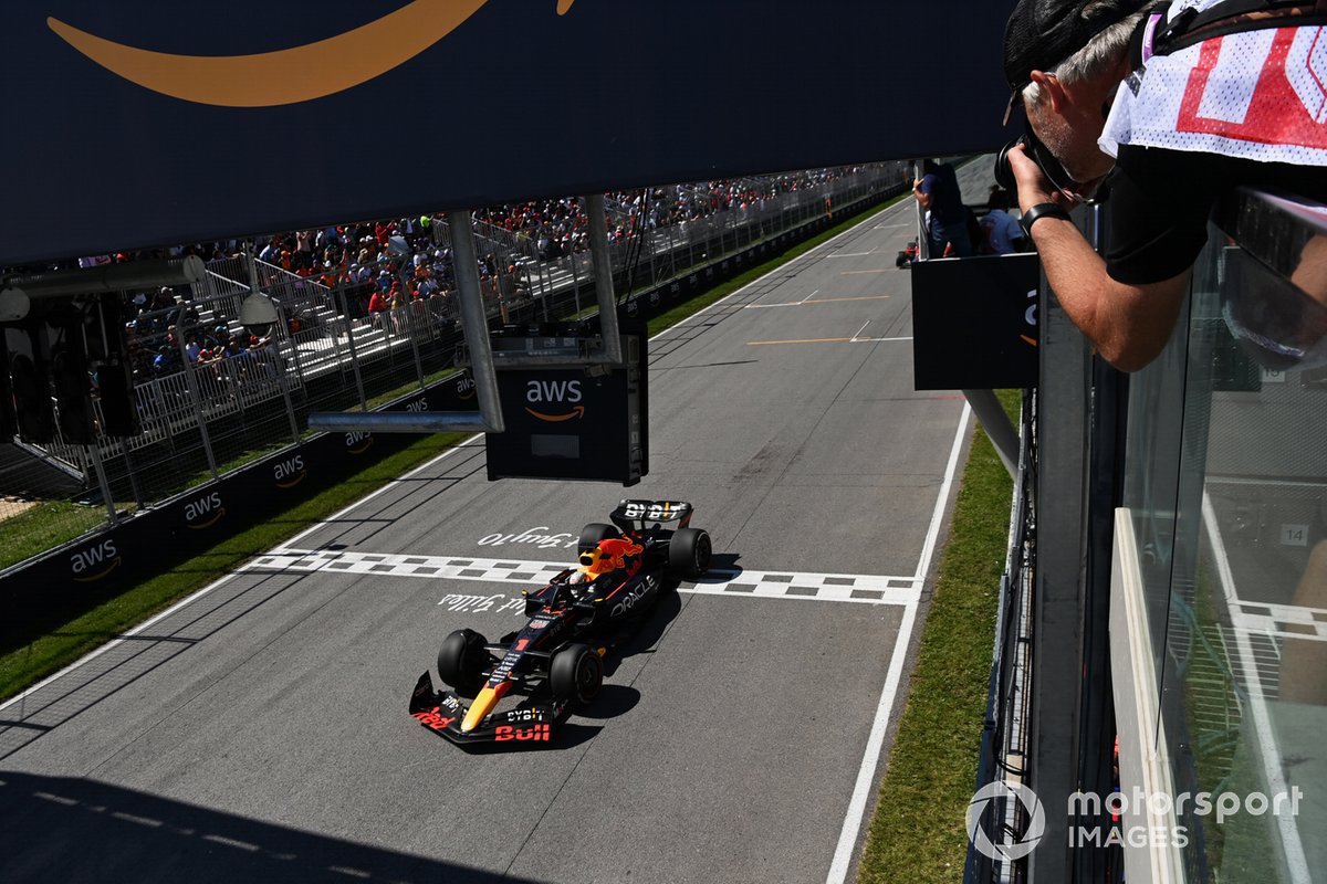 Max Verstappen, Red Bull Racing RB18, crosses the line