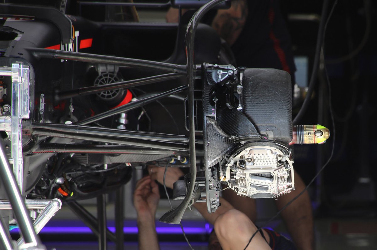 Red Bull RB19: así es la suspensión delantera con el triángulo superior muy inclinado.