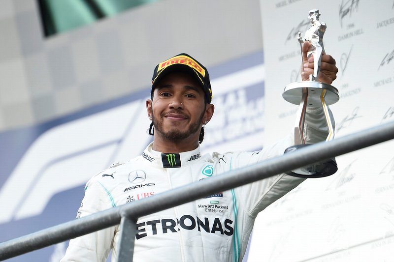 Le deuxième, Lewis Hamilton, Mercedes AMG F1, avec son trophée