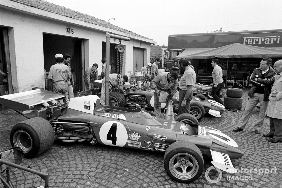 Пилоты Марио Андретти, Жаки Икс и Клей Регаццони с Санте Гедини и Ferrari 312B