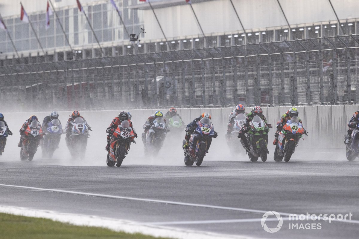 Start Race 2 WSBK Indonesia di Sirkuit Mandalika pada 21 November 2021
