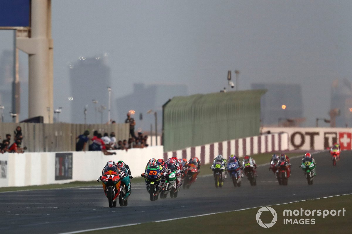 Pembalap muda Red Bull KTM Ajo, Pedro Acosta, berjuang keras untuk bisa menang dalam Moto3 Doha 2021.