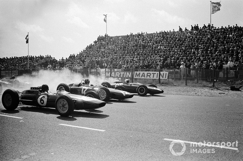 Джим Кларк, Lotus 25 Climax, Грэм Хилл, BRM P57, и Брюс Макларен, Cooper T66 Climax, на Гран При Нидерландов в Зандфорте