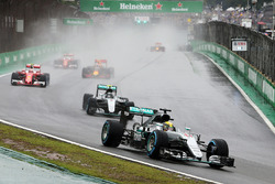 Lewis Hamilton, Mercedes AMG F1 W07 Hybrid bij de start