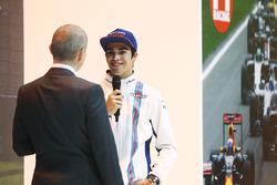 Lance Stroll bezoekt de F1 Racing-stand
