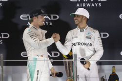 Dünya Şampiyonu Nico Rosberg, Mercedes AMG F1 ve Yarış galibi Lewis Hamilton, Mercedes AMG F1 el sık