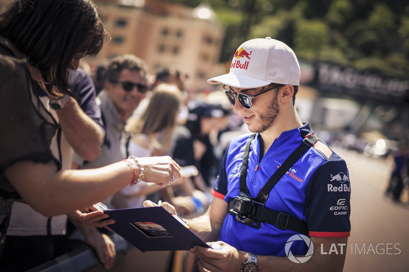 Pierre Gasly, Scuderia Toro Rosso signs autographs for the fans