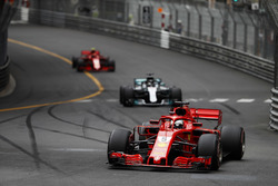 Sebastian Vettel, Ferrari SF71H, precede Lewis Hamilton, Mercedes AMG F1 W09 e Kimi Raikkonen, Ferrari SF71H