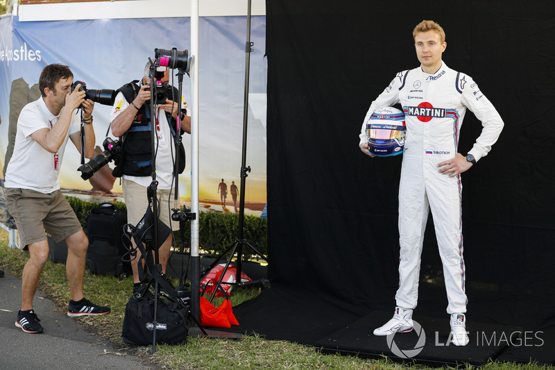 Sergey Sirotkin, Williams Racing, viene fotografato