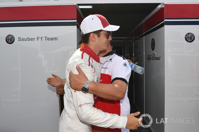 Charles Leclerc, Sauber celebrates with the team