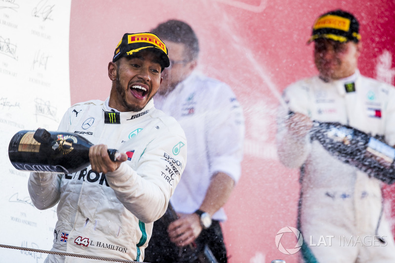 Hamilton tarolt a Mercedesszel Barcelonában - F1 2018