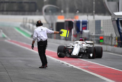 Marcus Ericsson, Alfa Romeo Sauber C37 and Alfa Romeo Sauber F1 Team mechanic