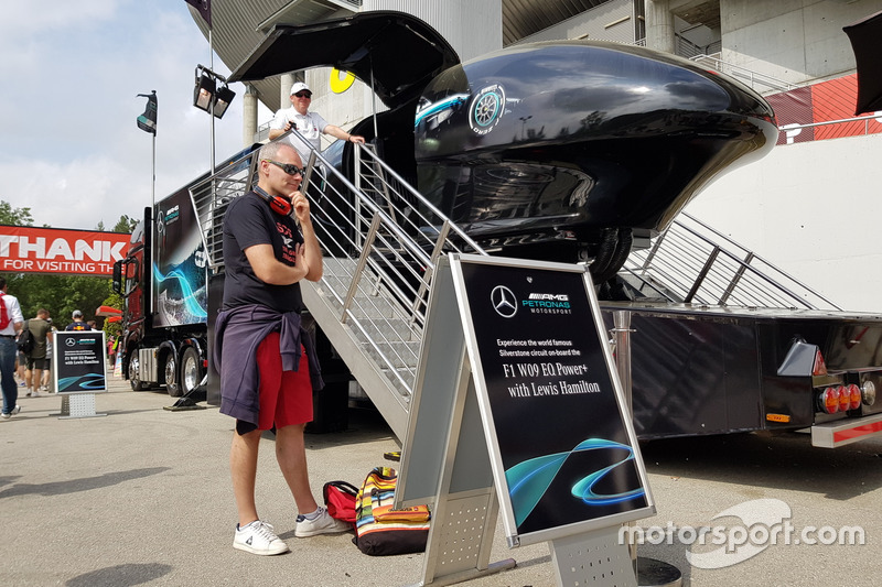 Lewis Hamilton ile Silverstone'da turlayın