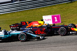 Daniel Ricciardo, Red Bull Racing RB13, Valtteri Bottas, Mercedes AMG F1 W08