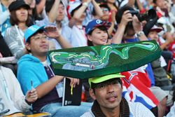 Egy japán szurkoló a pálya térképével a fején
