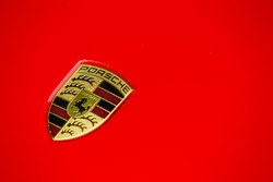 Classic Grand Tour: Porsche 918 logo