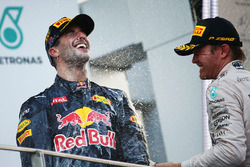 Переможець гонки Даніель Ріккардо, Red Bull Racing святкує на подіумі із Ніко Росбергом, Mercedes AM