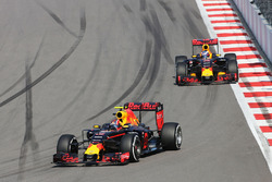 Daniil Kvyat, Red Bull Racing RB12, und Daniel Ricciardo, Red Bull Racing RB12