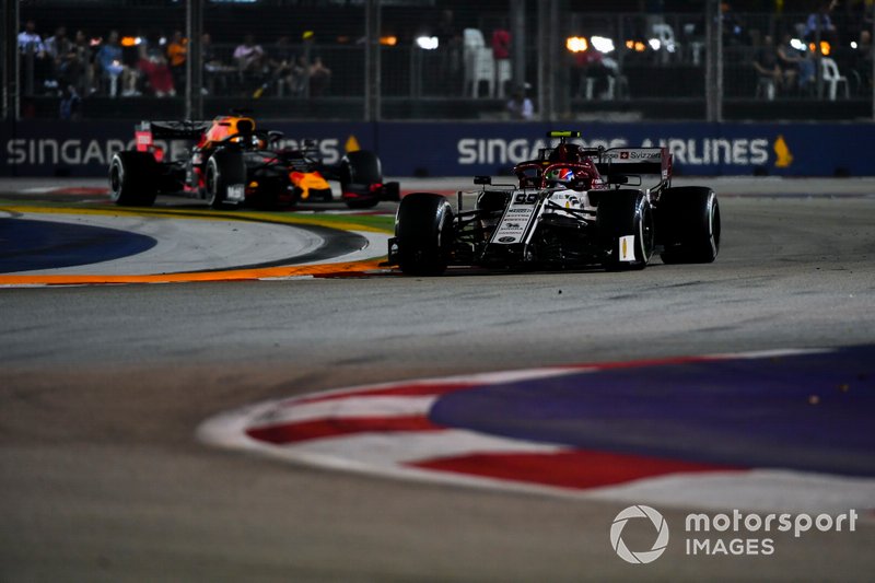 Antonio Giovinazzi vezeti a szingapúri futamot Max Verstappen előtt