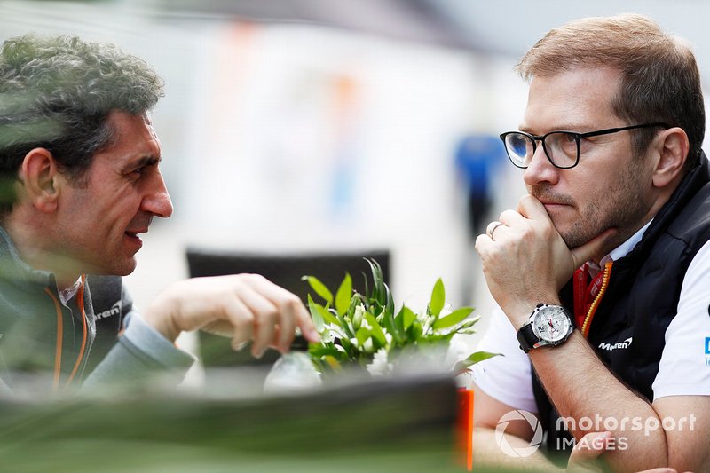 Andrea Stella, ingeniero de carrera, McLaren, con Andreas Seidl, director del equipo, McLaren