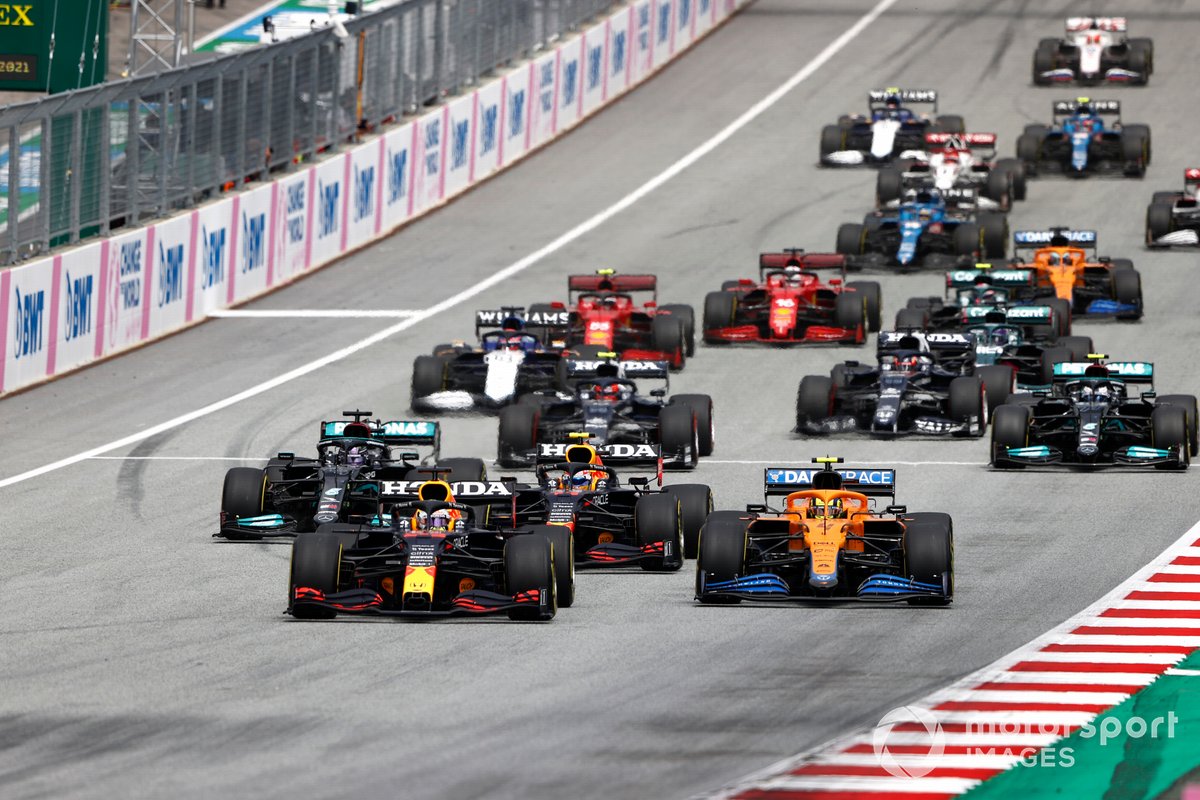 Max Verstappen, Red Bull Racing RB16B, Lando Norris, McLaren MCL35M, Sergio Perez, Red Bull Racing RB16B, Lewis Hamilton, Mercedes W12, Valtteri Bottas, Mercedes W12, Pierre Gasly, AlphaTauri AT02, and the rest of the field at the start
