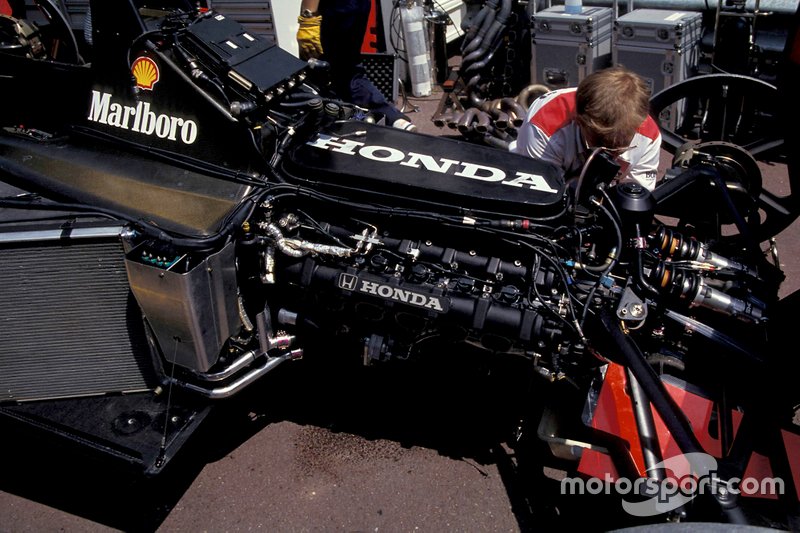 McLaren MP4-7A'nın arkasındaki bir Honda motoru.