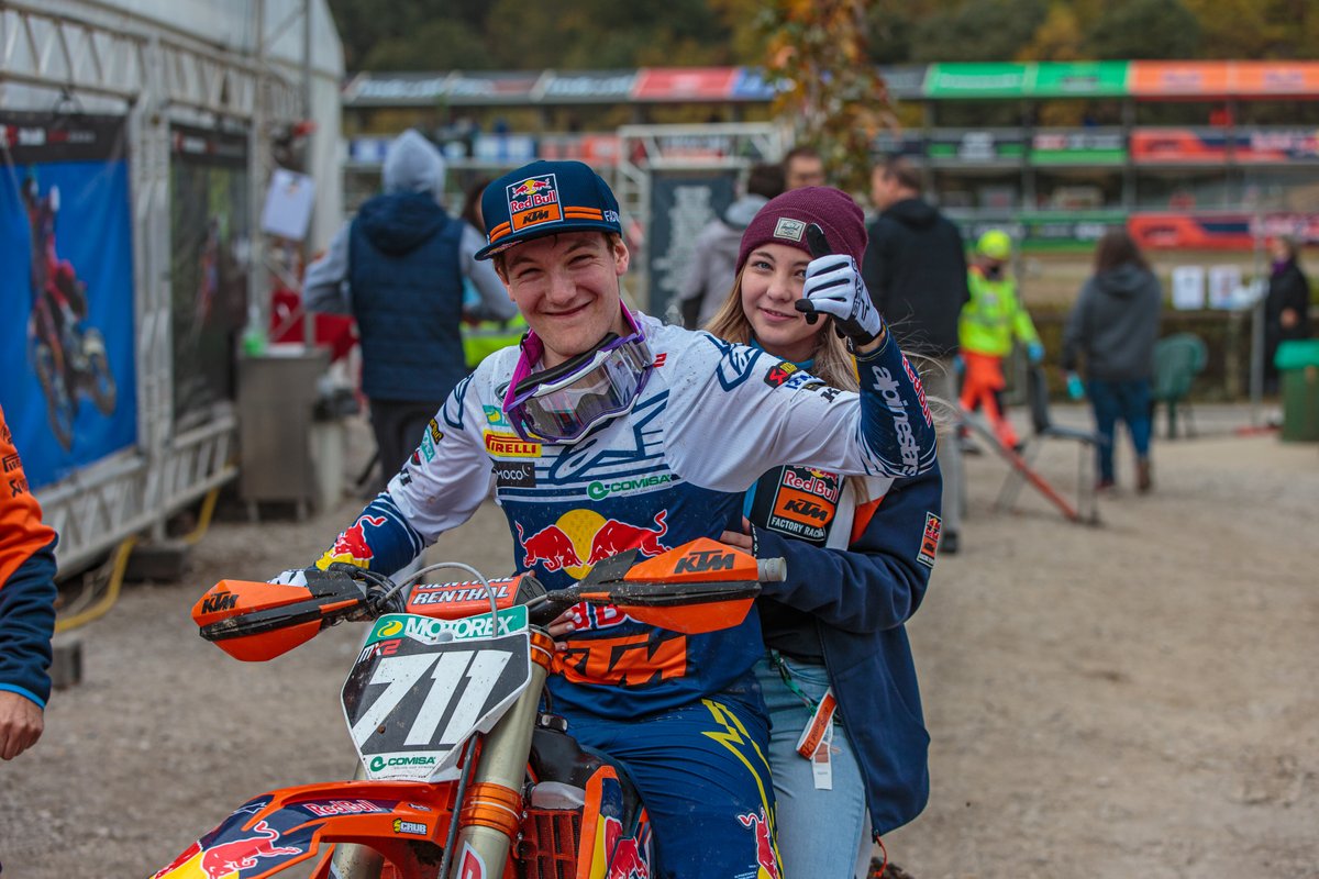 Rene Hofer, Red Bull KTM Factory Racing, met zijn zusje, Nadine Hofer, achterop.