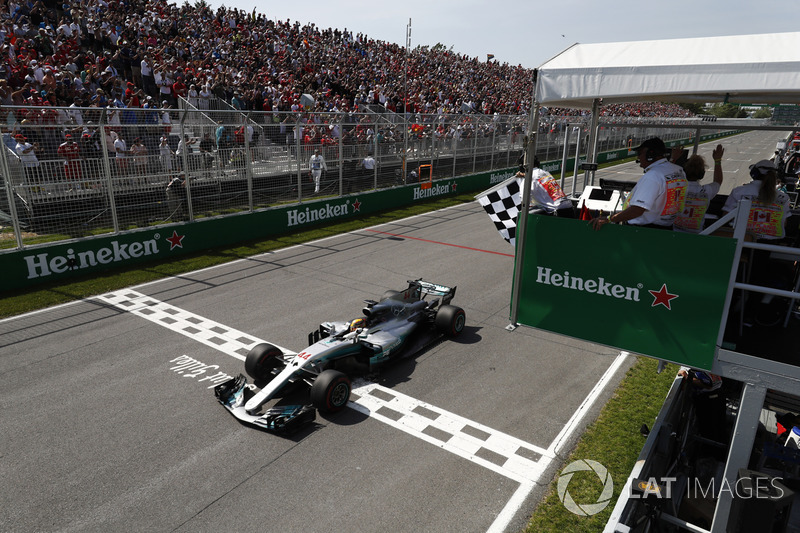 Zieldurchfahrt: Lewis Hamilton, Mercedes AMG F1 W08