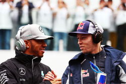(L naar R): Lewis Hamilton, Mercedes AMG F1 met Daniil Kvyat, Scuderia Toro Rosso tijdens de rijders