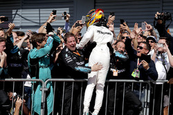 Race winner Lewis Hamilton, Mercedes AMG F1 celebrates in parc ferme, the team