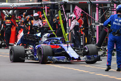 Brendon Hartley, Scuderia Toro Rosso STR13, Charles Leclerc, Sauber C37 ile olan kazasının ardından yarış dışı
