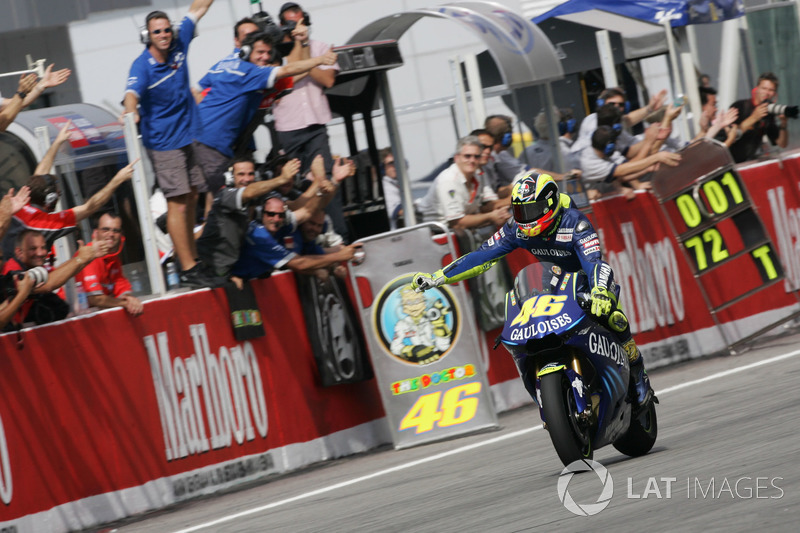Het onmogelijke is werkelijkheid geworden: Rossi pakt op Sepang de wereldtitel voor Yamaha