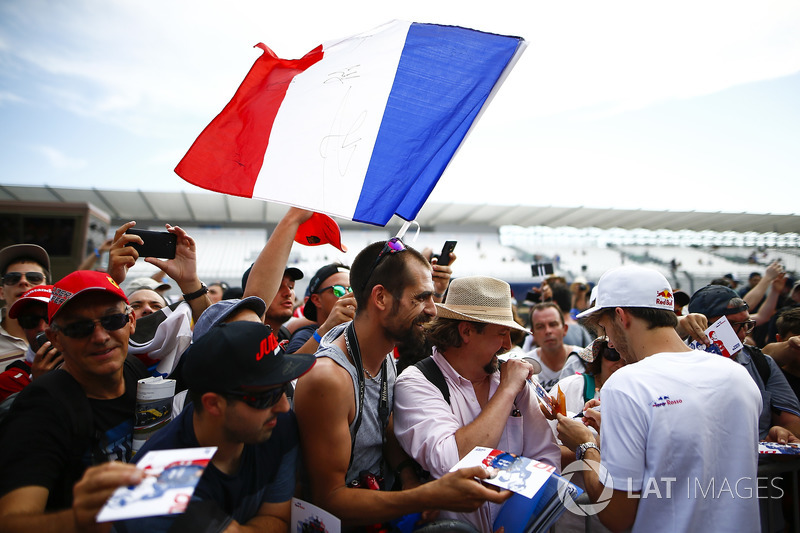 Pierre Gasly, Toro Rosso, signs autographs for fans