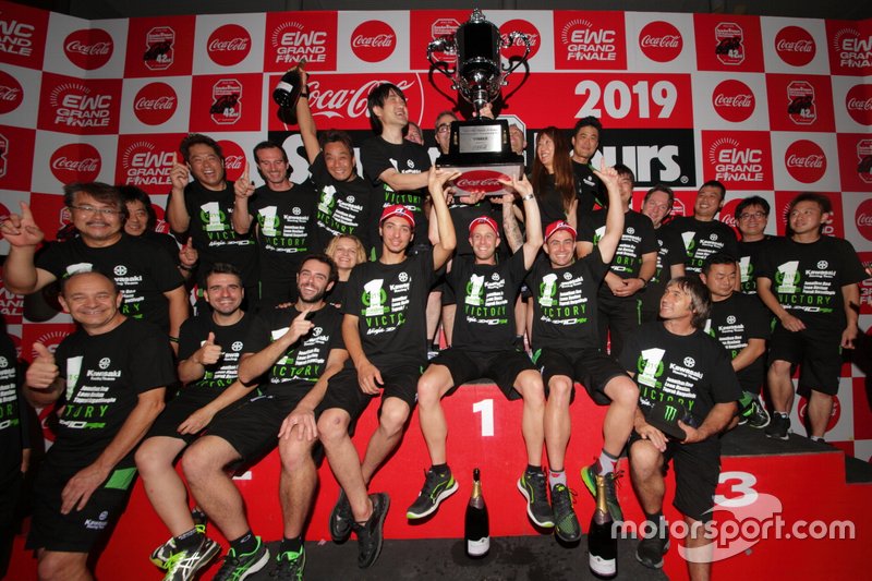 Jonathan Rea, Leon Haslam, Toprak Razgatlioglu, Kawasaki Racing Team, saat merayakan kemenangan di Suzuka 8 Hours 2019.